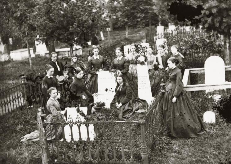 Girls of Ann Smith Academy visiting Stonewall Jackson's grave, Lexington, late 19th century